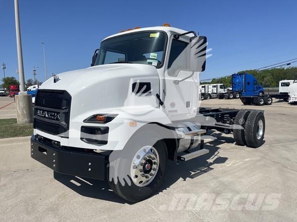 Mack MD7 キャブ付きシャーシ