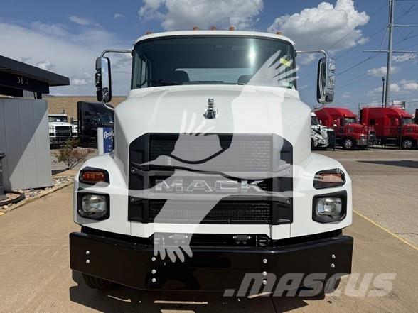 Mack MD7 キャブ付きシャーシ