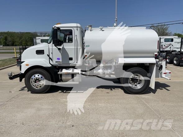 Mack MD7 タンカートラック