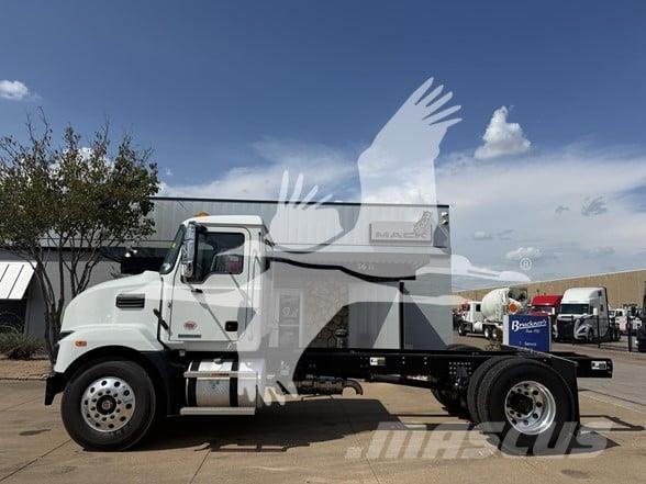 Mack MD7 キャブ付きシャーシ