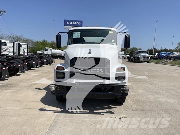 Mack MD7 タンカートラック