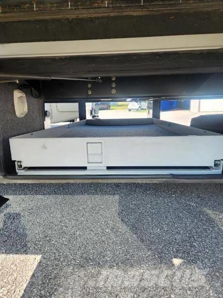 Tiffin Pheaton 40QDH キャンピングカーとキャラバン