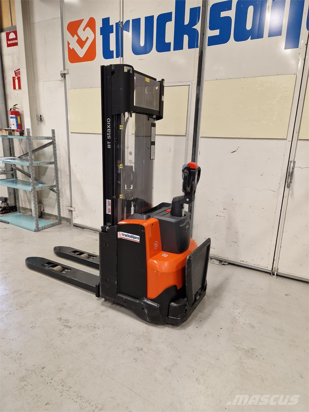 Toyota SWE120L 自走式スタッカー