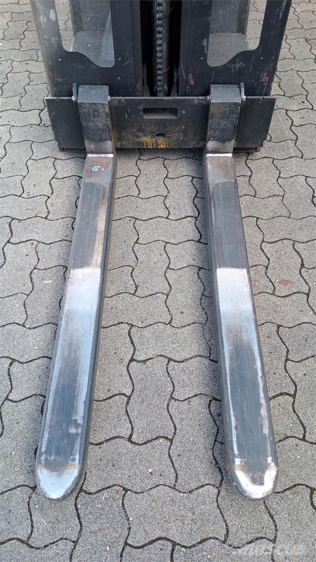 Toyota OSE100 自走式スタッカー