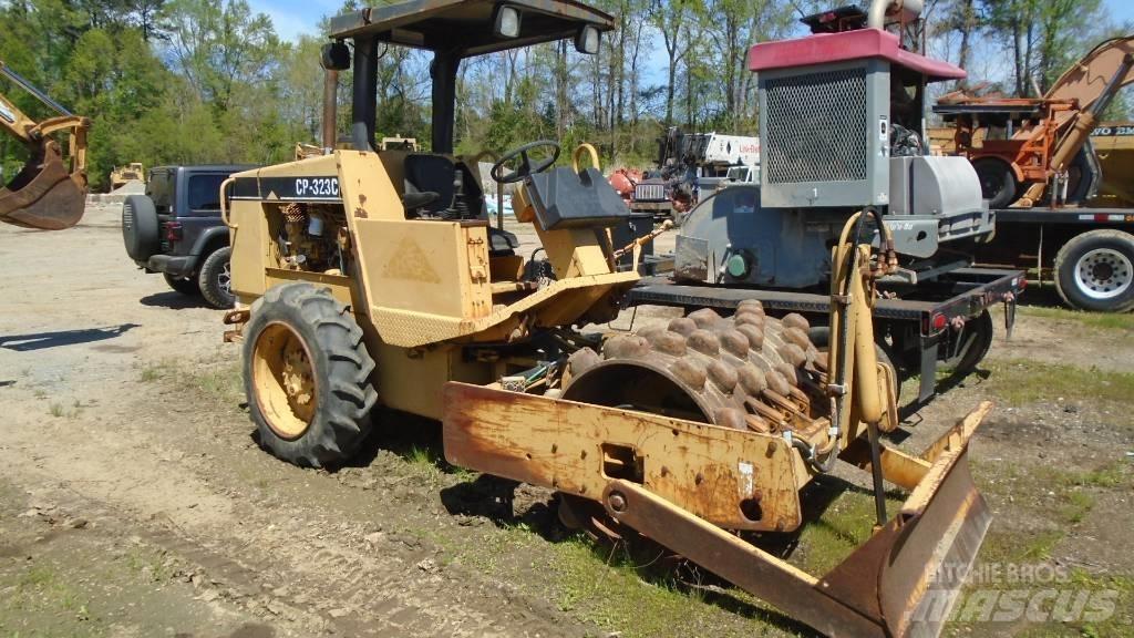 CAT CP 323 C コンバインドローラ