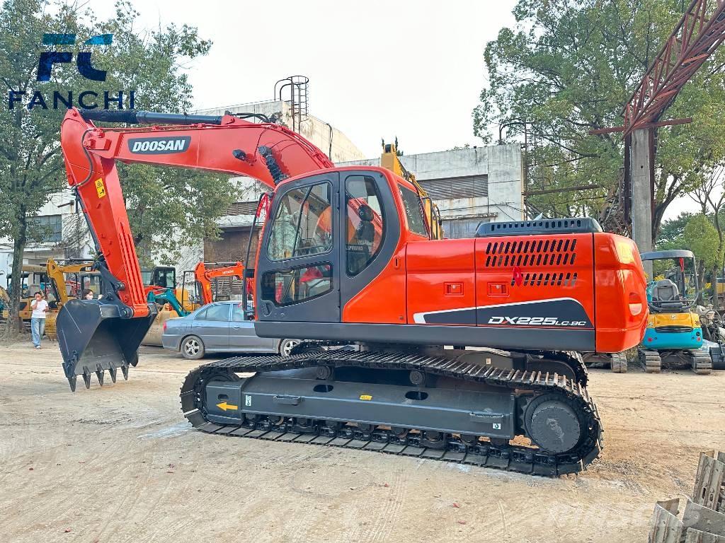Doosan DX 225 LC 大型油圧ショベル12t以上（パワーショベル・ユンボ）