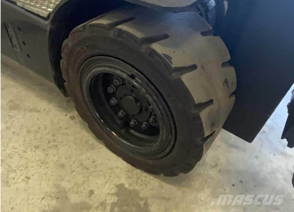 Doosan B 25 X-7 バッテリーフォークリフト
