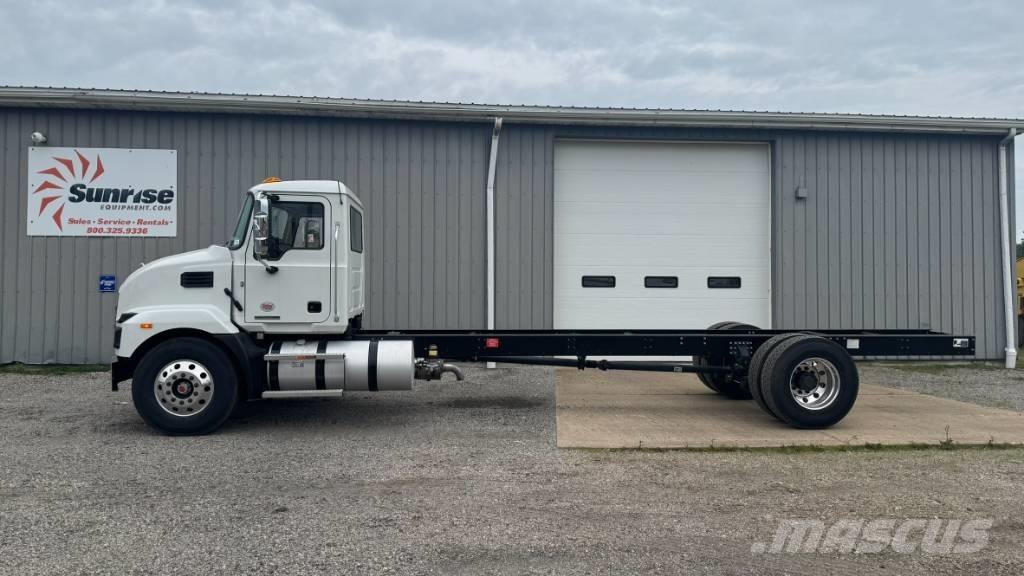  2025 Mack MD 6 キャブ付きシャーシ
