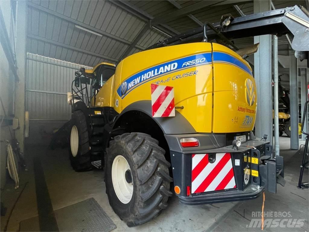 New Holland FR550 自走式フォレージハーベスター