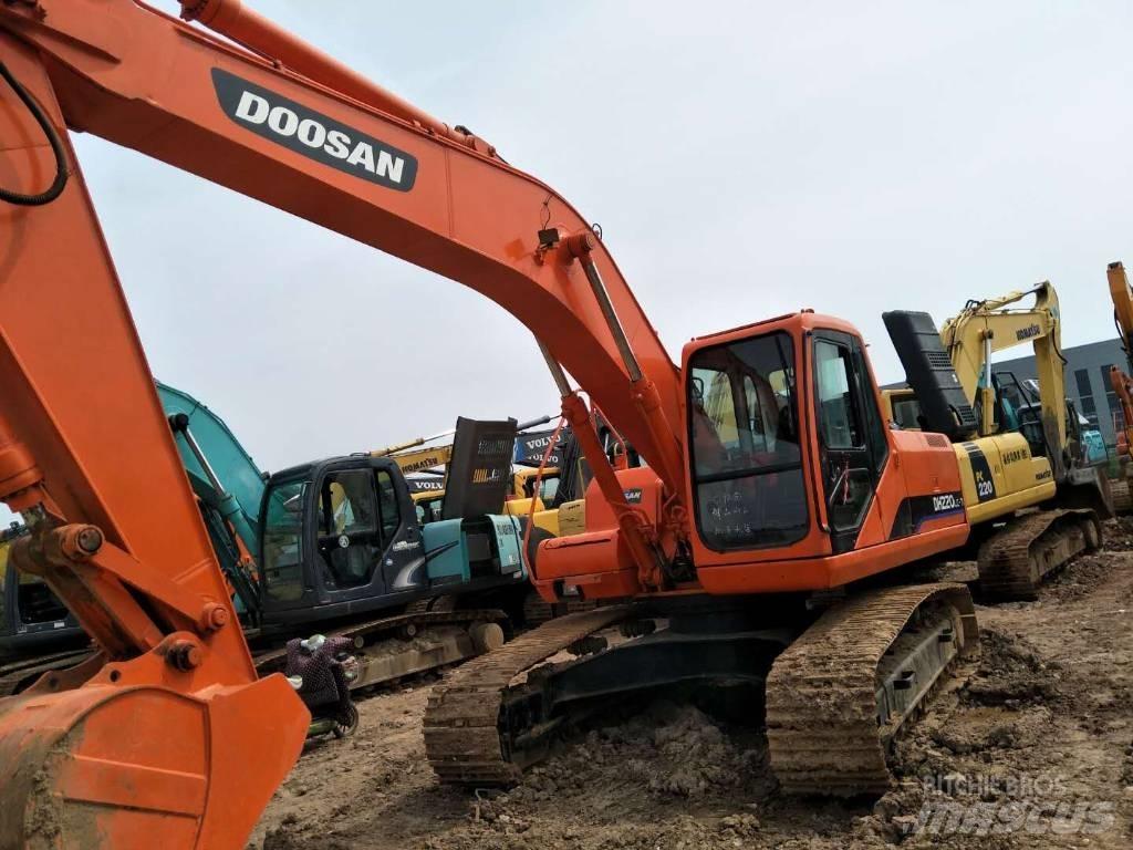 Doosan DX 225 LC 大型油圧ショベル12t以上（パワーショベル・ユンボ）