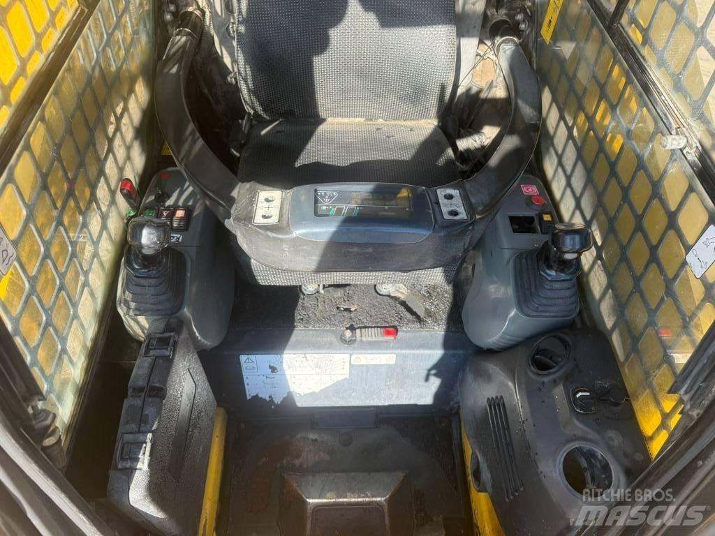 Komatsu SK 820-5 スキッドステアローダー