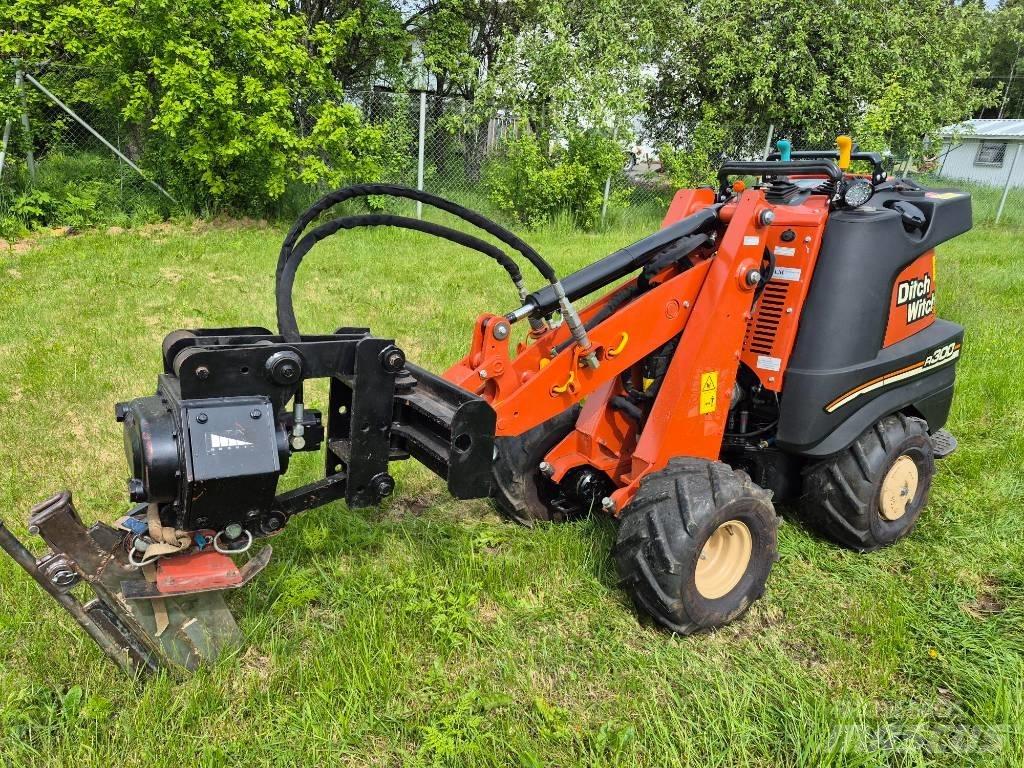 Ditch Witch R300 トレンチャー