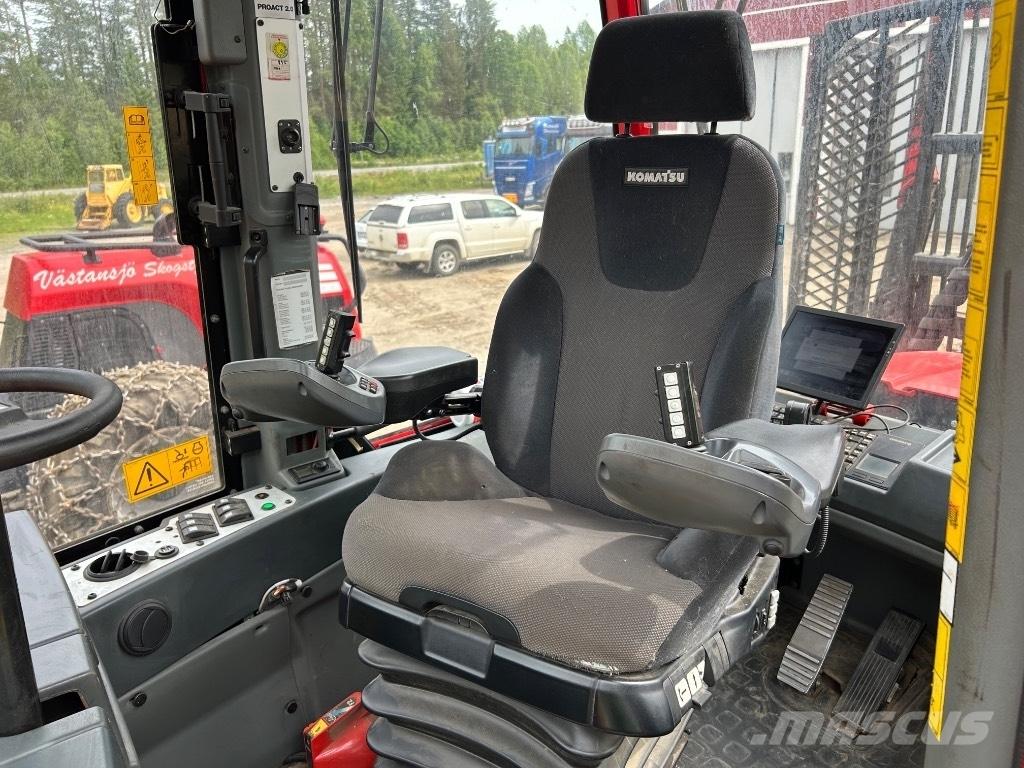 Komatsu 895 フォワーダー