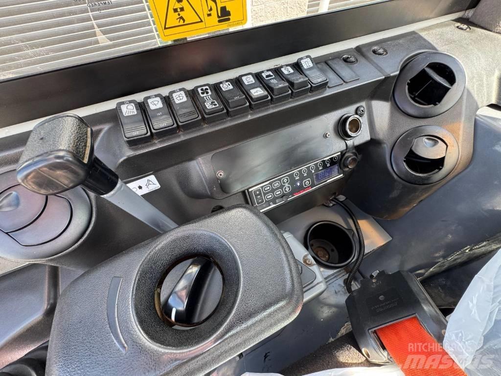 Takeuchi TB 230 ミニ油圧ショベル 7t以下（ミニユンボ・ミニディガー）