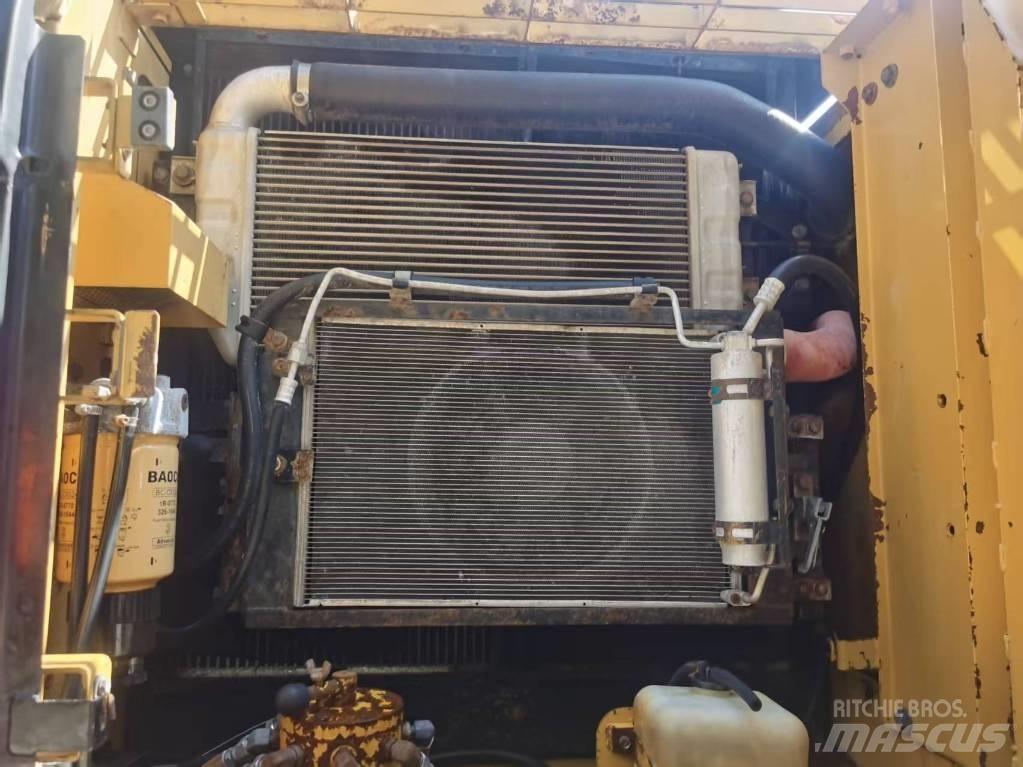 CAT 320 D2 大型油圧ショベル12t以上（パワーショベル・ユンボ）