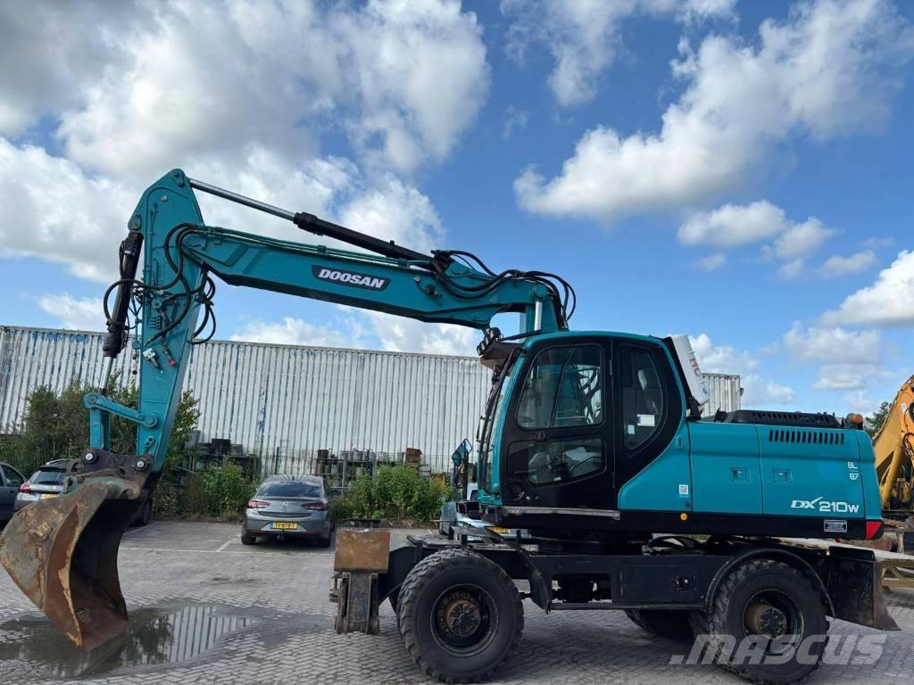 Doosan DX 210 W ホイール式油圧ショベル（パワーショベル・ユンボ・バックホー）