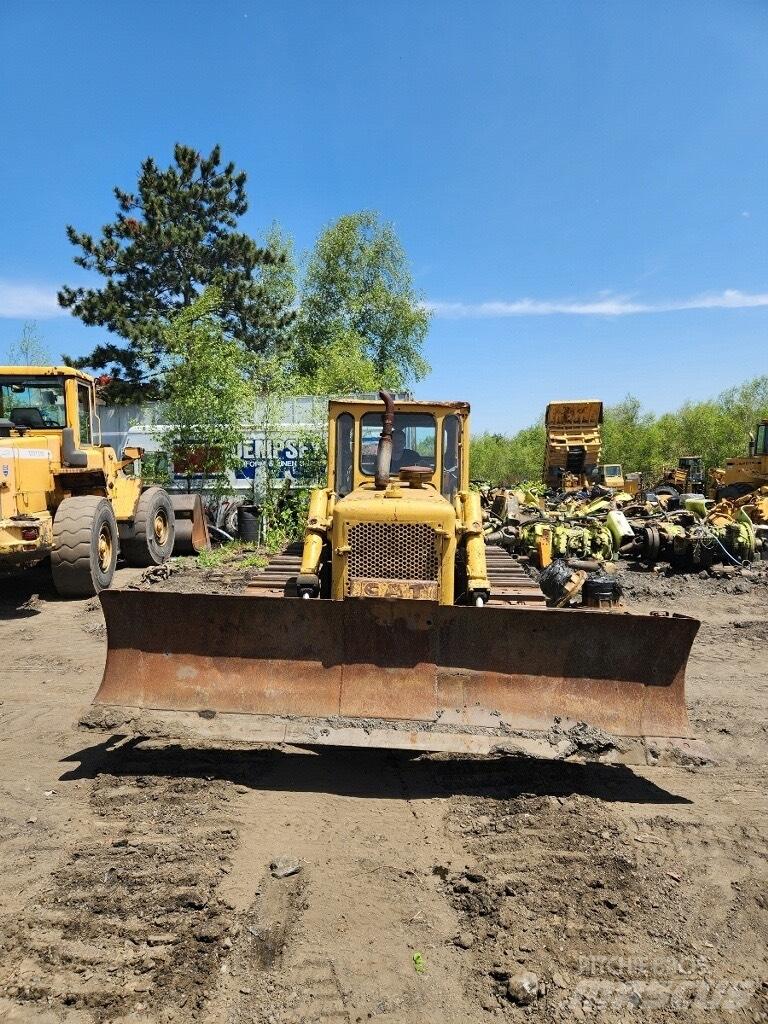 CAT D 6 ブルドーザー