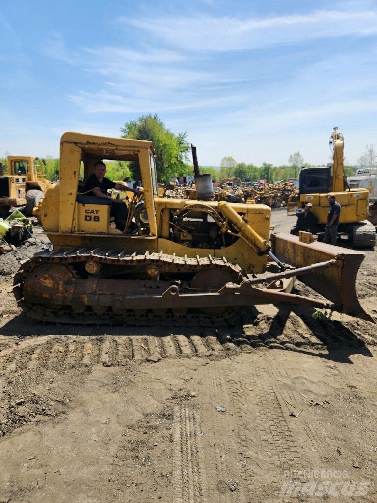 CAT D 6 ブルドーザー