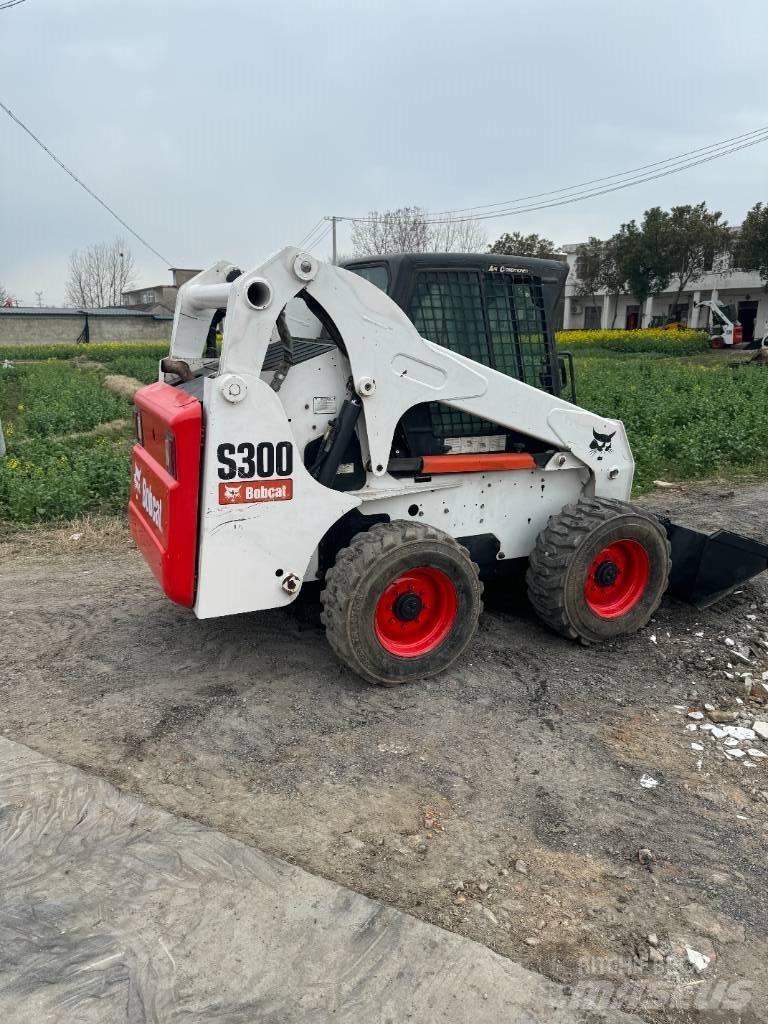 Bobcat S 300 スキッドステアローダー