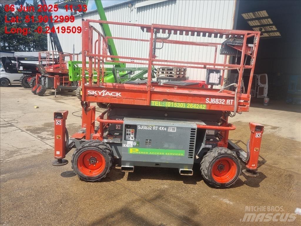 SkyJack SJ 6832 RT シザースリフト