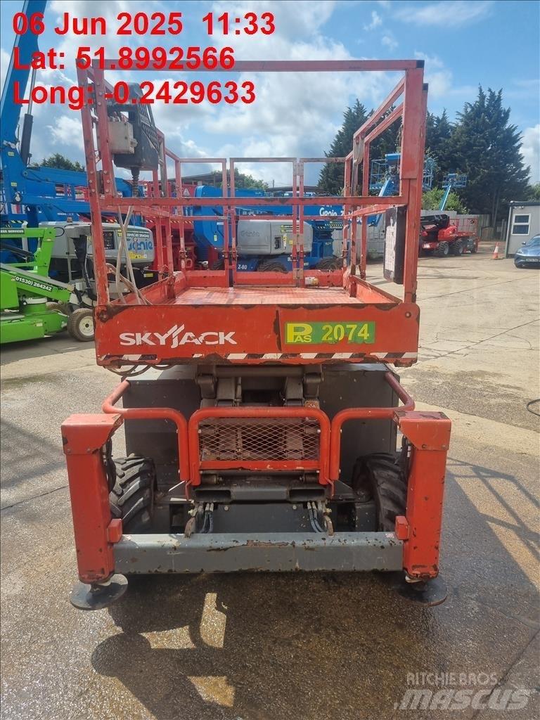 SkyJack SJ 6832 RT シザースリフト