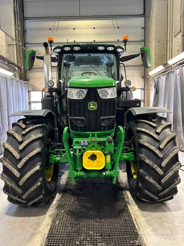 John Deere 6R 215 トラクター