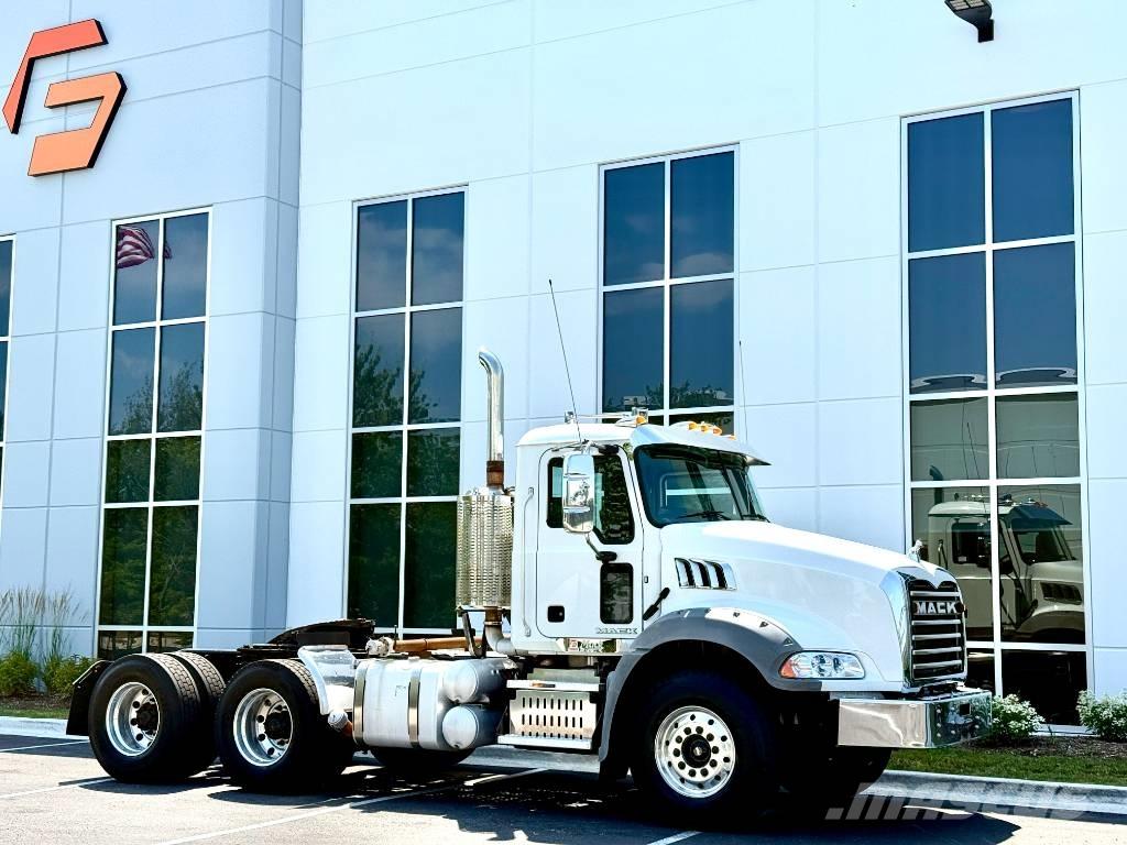 Mack GU 813 中古トラクターヘッド | トレーラーヘッド