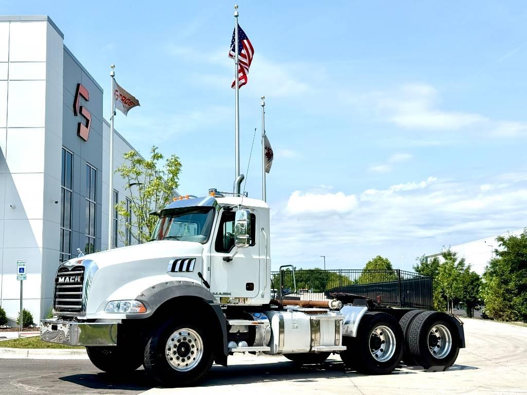 Mack GU 813 中古トラクターヘッド | トレーラーヘッド