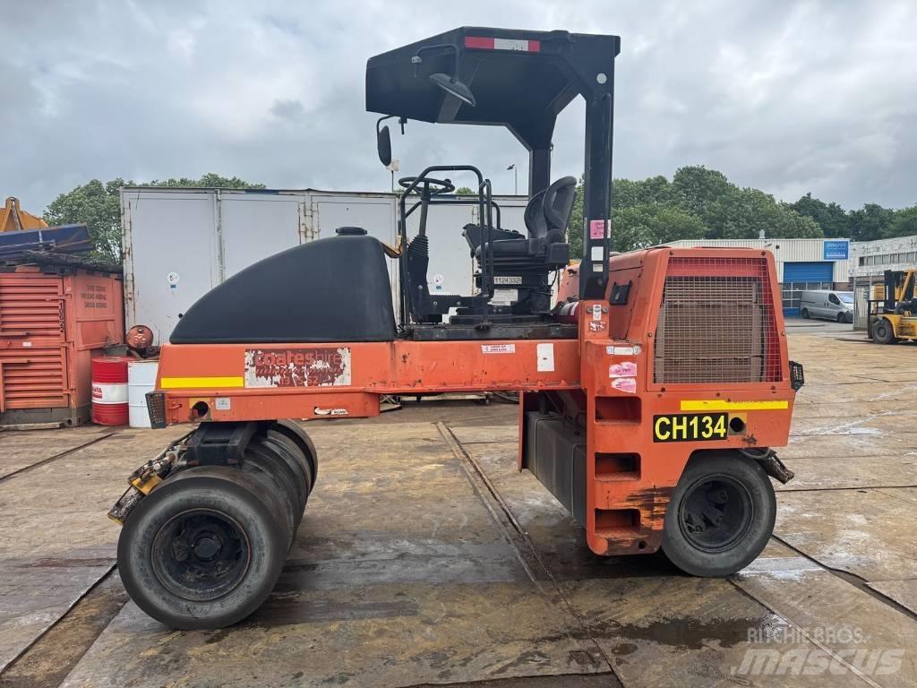 Dynapac CP 142 タイヤローラ