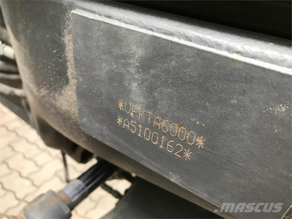 CLAAS Axion 870 トラクター