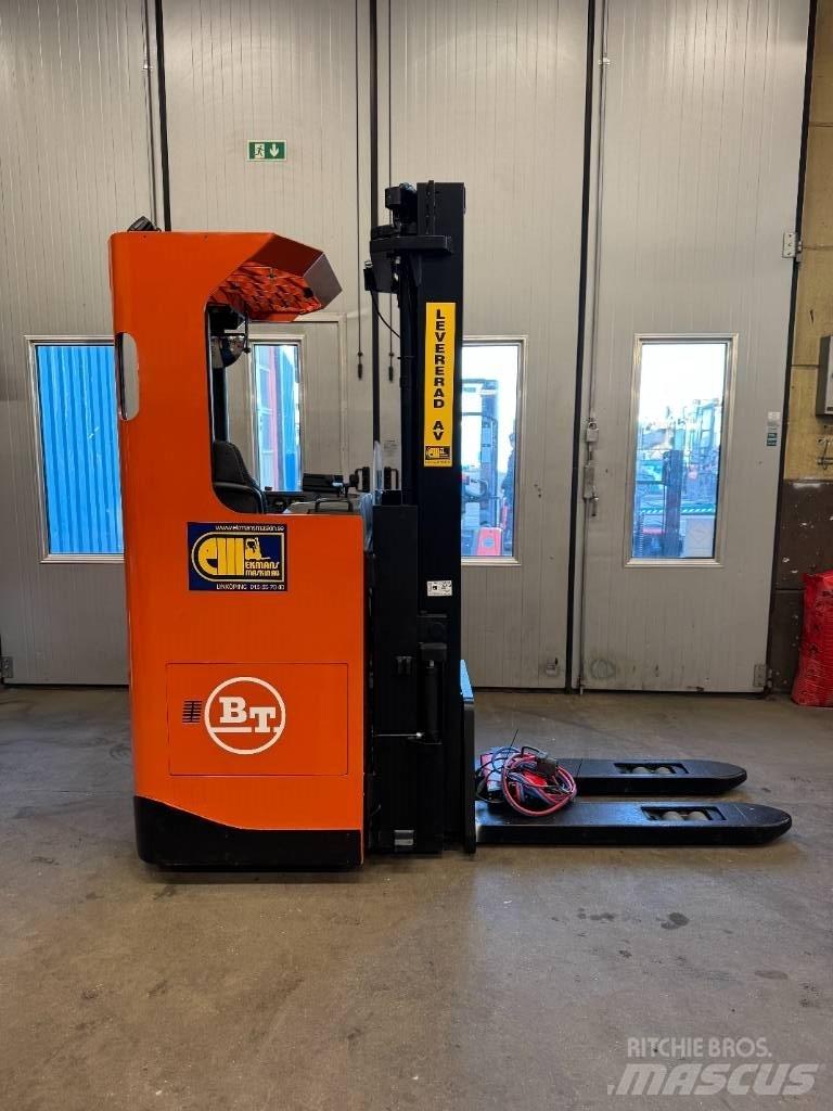 BT SRE 160 L 自走式スタッカー