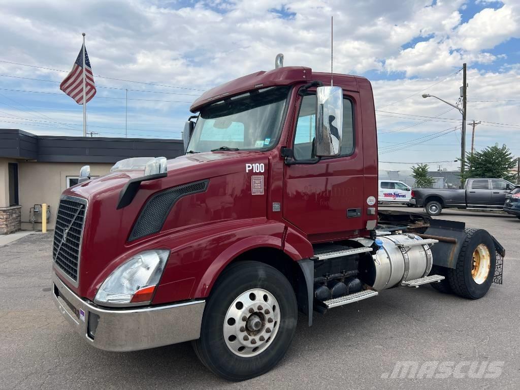 Volvo VNL 42 T300 中古トラクターヘッド | トレーラーヘッド