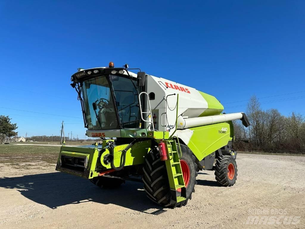 CLAAS Tucano 440 コンバイン