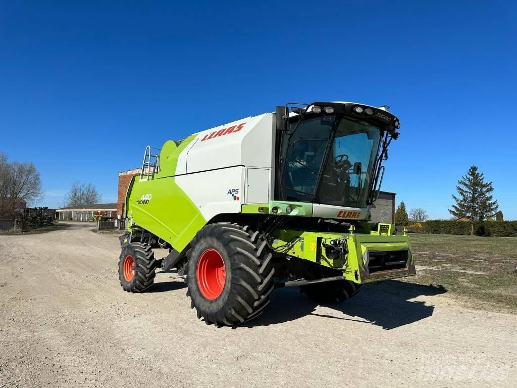 CLAAS Tucano 440 コンバイン