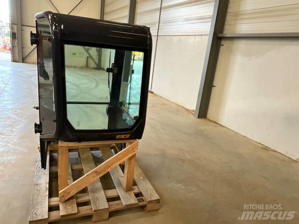 Kubota U 27-4 キャビン及び内装