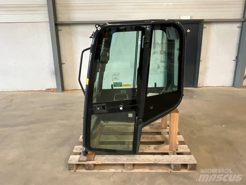 Kubota U 27-4 キャビン及び内装