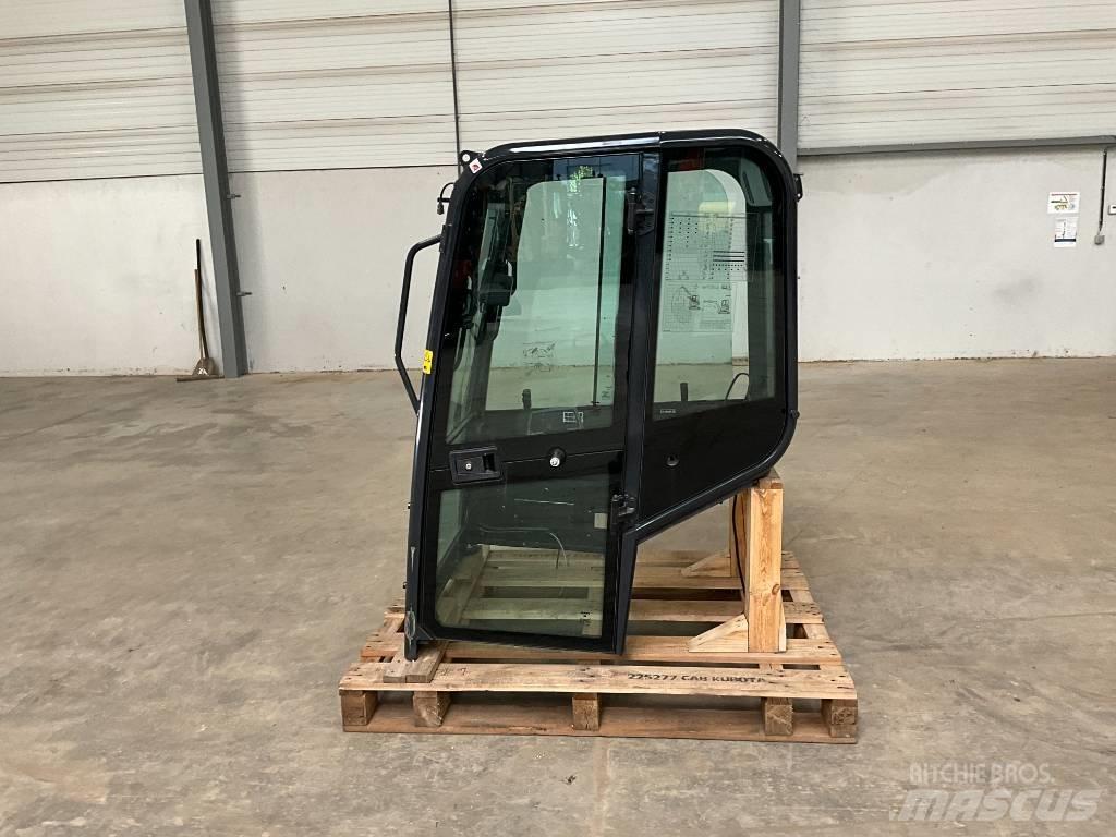 Kubota U 27-4 キャビン及び内装