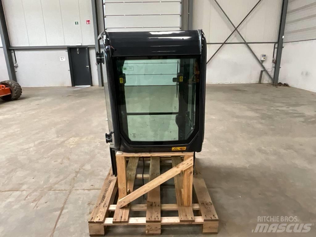 Kubota U 27-4 キャビン及び内装