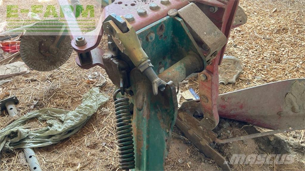 Kverneland LB 100 コンベンショナルプラウ