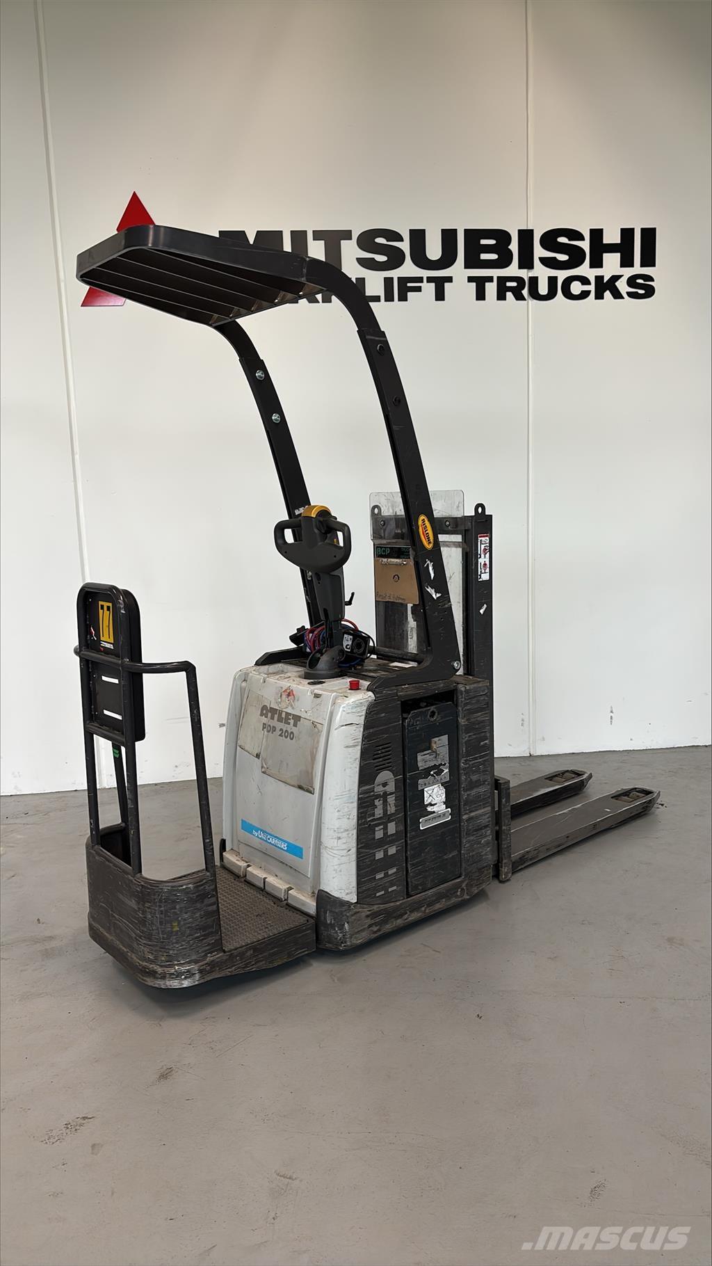 Atlet PDP200 自走式スタッカー