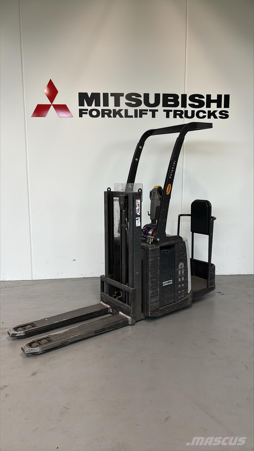 Atlet PDP200 自走式スタッカー