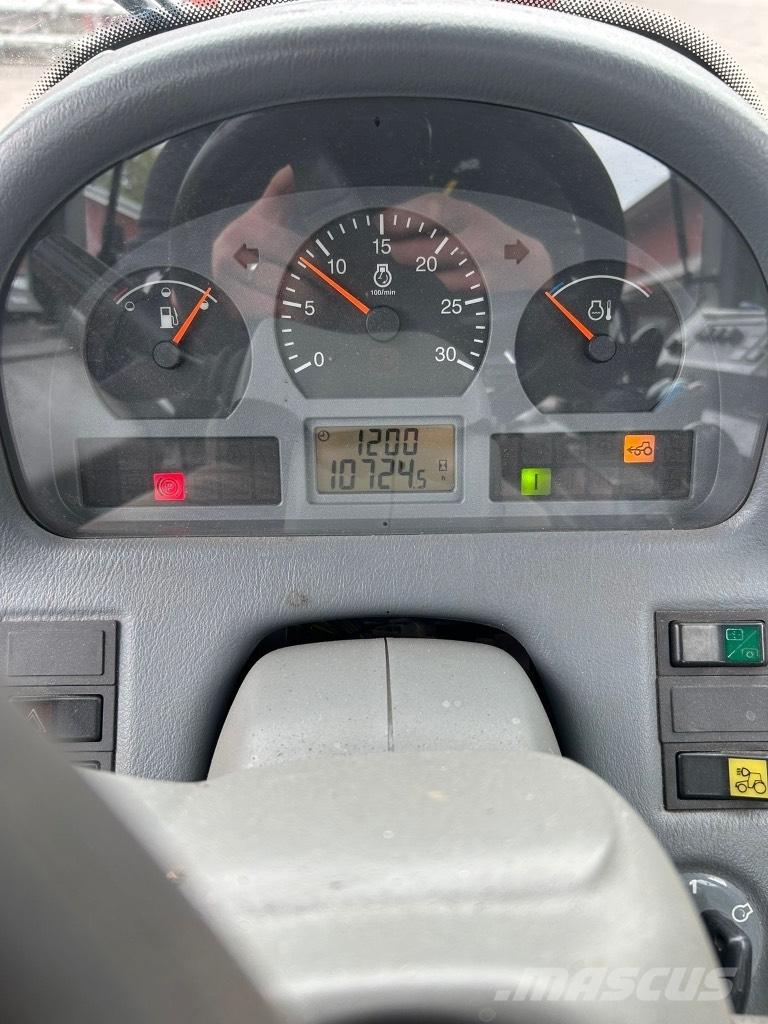 Valtra T 150 トラクター