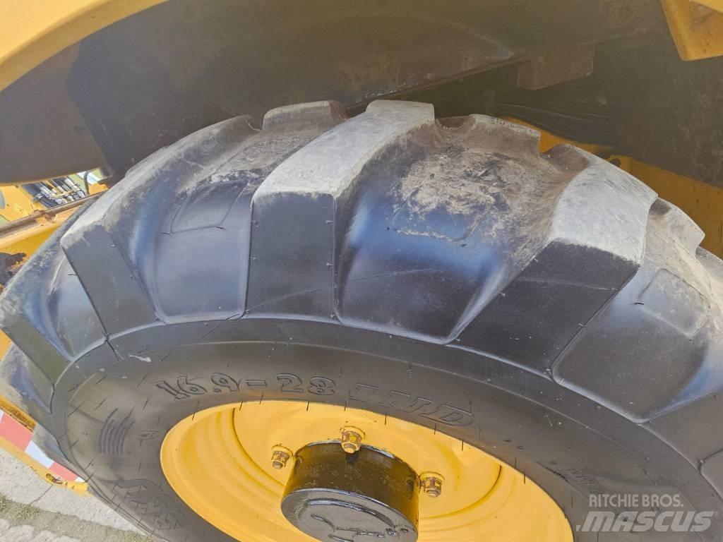 Komatsu WB 93 S-5 バックホーローダー