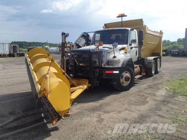 International 7400 スノーブレードとプラウ