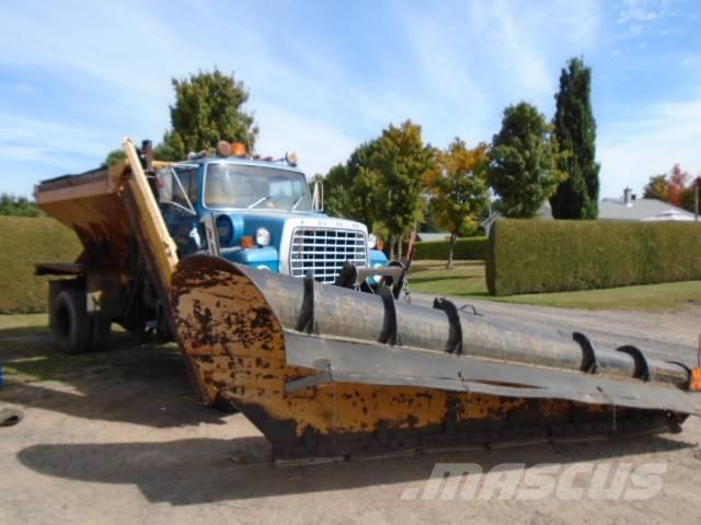 Ford LTL 9000 スノーブレードとプラウ