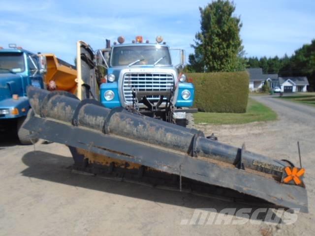 Ford LTL 9000 スノーブレードとプラウ