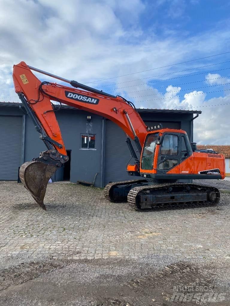Doosan DX 220 NLC 大型油圧ショベル12t以上（パワーショベル・ユンボ）
