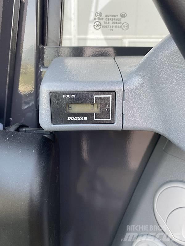 Doosan DX 63-3 ミニ油圧ショベル 7t以下（ミニユンボ・ミニディガー）