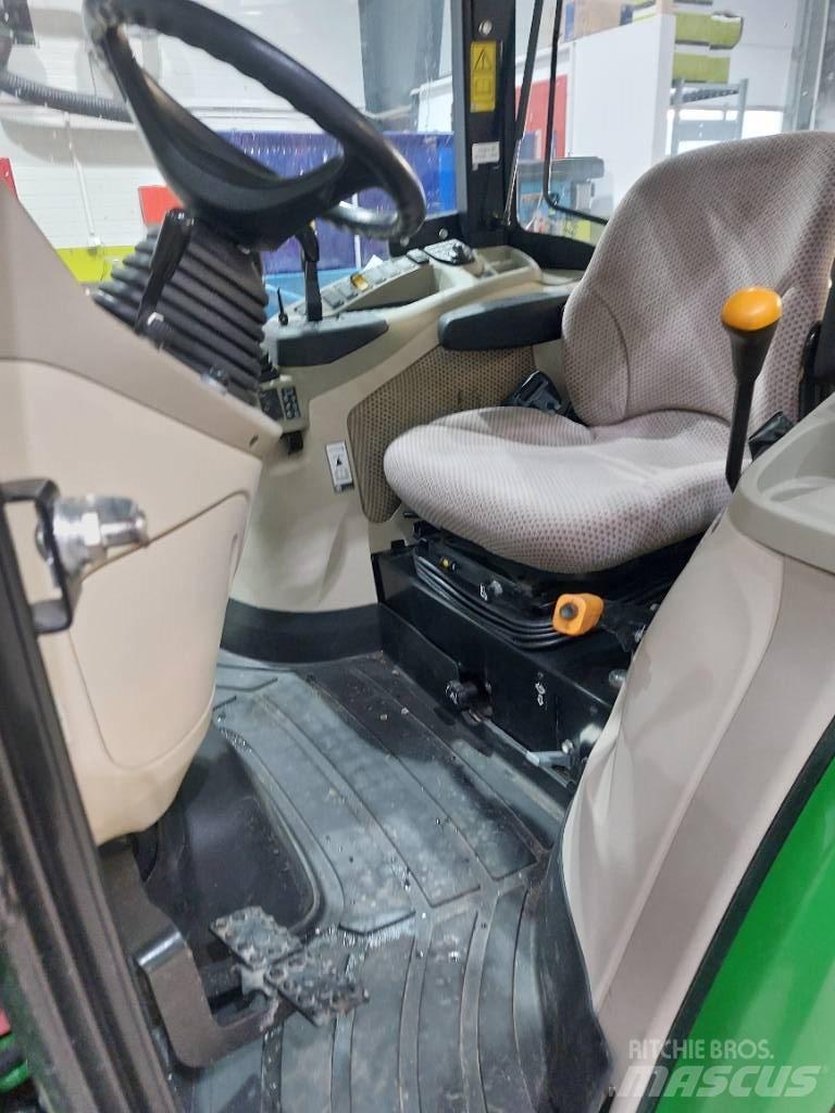 John Deere 3046 R トラクター