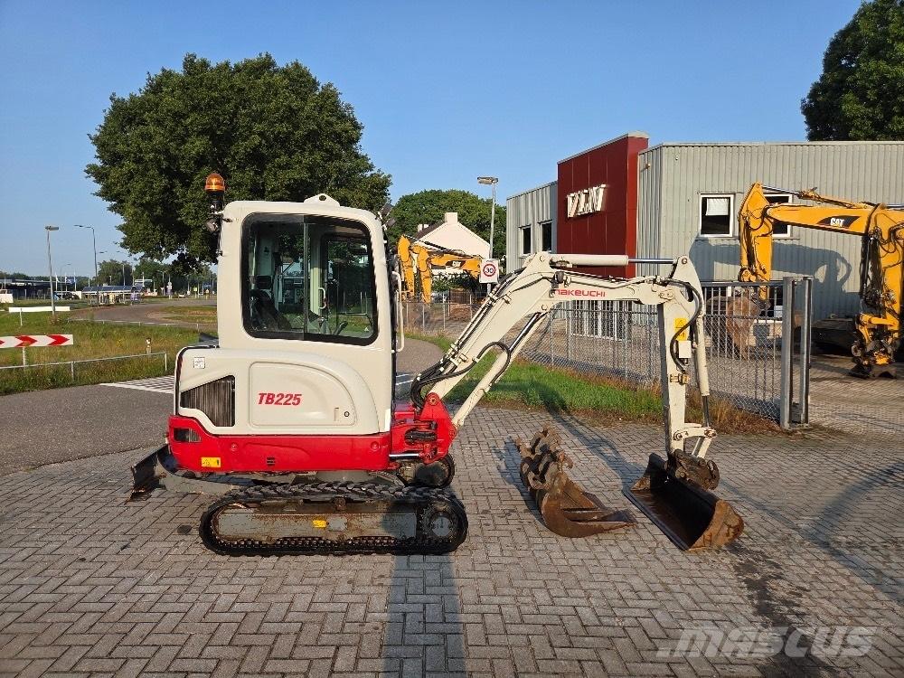 Takeuchi TB225 ミニ油圧ショベル 7t以下（ミニユンボ・ミニディガー）